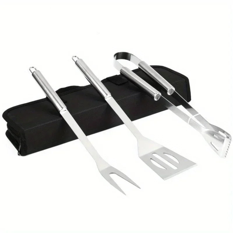 Ensemble d'ustensiles de barbecue portables avec sac, comprenant fourchettes, pinces, pelles et autres accessoires en acier inoxydable pour le camping et la cuisine.