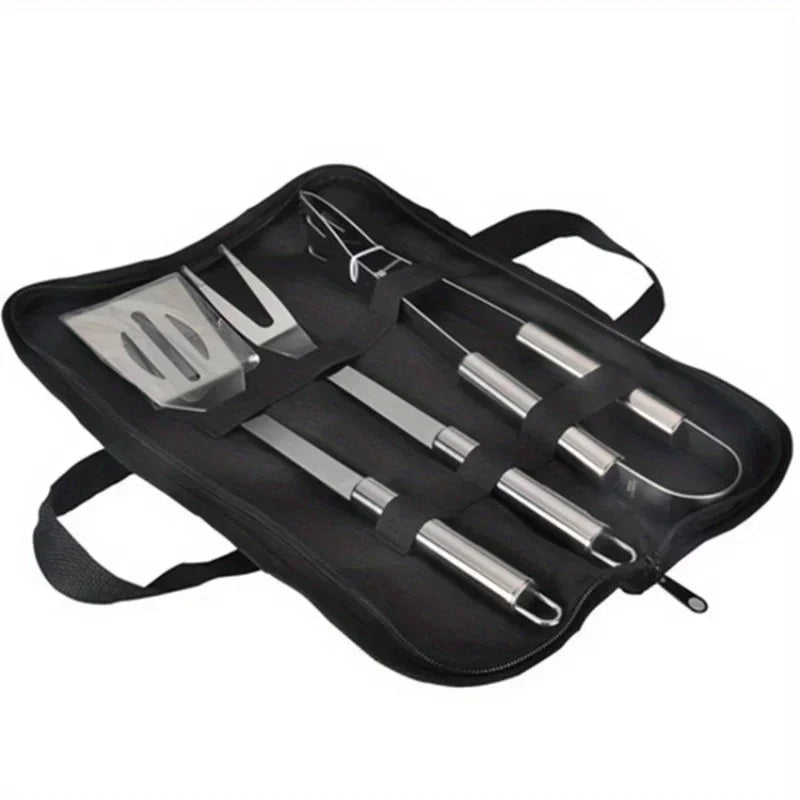 Ensemble d'ustensiles de barbecue portables avec sac, comprenant fourchettes, pinces, pelles et autres accessoires en acier inoxydable pour le camping et la cuisine.