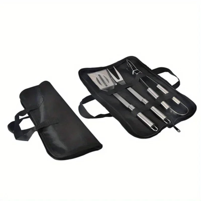 Ensemble d'ustensiles de barbecue portables avec sac, comprenant fourchettes, pinces, pelles et autres accessoires en acier inoxydable pour le camping et la cuisine.