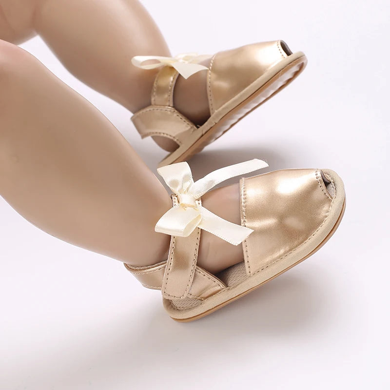 Sandales décontractées d’été avec thème doré chaussures de bébé fille à la mode, chaussures de marche confortables antidérapantes pour bébé.