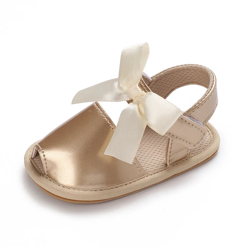 Sandales décontractées d’été avec thème doré chaussures de bébé fille à la mode, chaussures de marche confortables antidérapantes pour bébé.