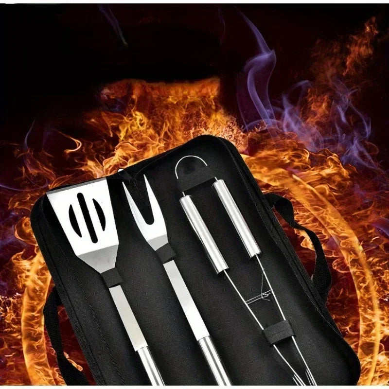 Ensemble d'ustensiles de barbecue portables avec sac, comprenant fourchettes, pinces, pelles et autres accessoires en acier inoxydable pour le camping et la cuisine.