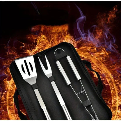 Ensemble d'ustensiles de barbecue portables avec sac, comprenant fourchettes, pinces, pelles et autres accessoires en acier inoxydable pour le camping et la cuisine.
