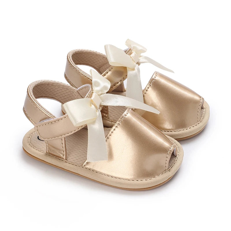 Sandales décontractées d’été avec thème doré chaussures de bébé fille à la mode, chaussures de marche confortables antidérapantes pour bébé.